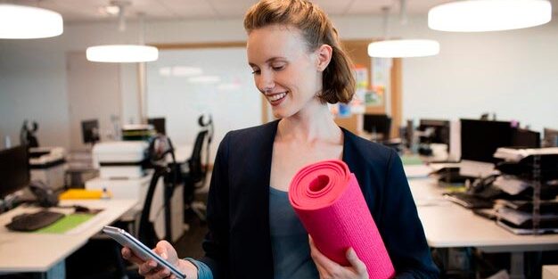 practicar-yoga-en-la-oficina practicar-yoga-en-la-oficina
