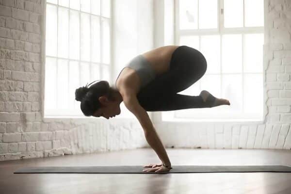 Posturas invertidas en yoga: cómo hacerlas y beneficios