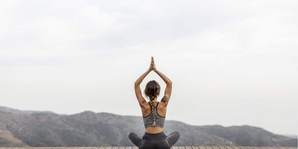 mujer haciendo yoga aire libre mujer haciendo yoga aire libre