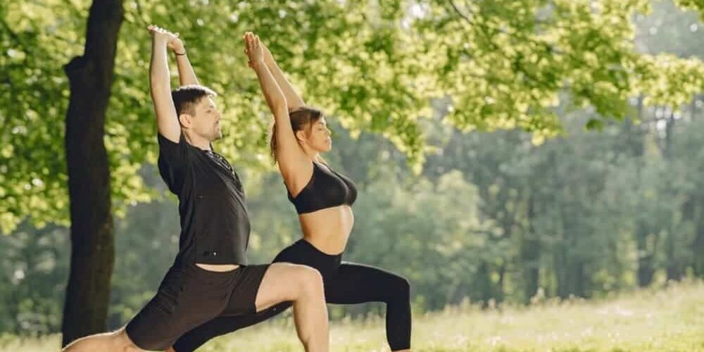 pareja deportiva haciendo yoga juntos pareja deportiva haciendo yoga juntos