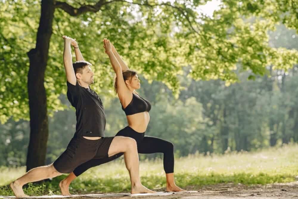 pareja deportiva haciendo yoga juntos