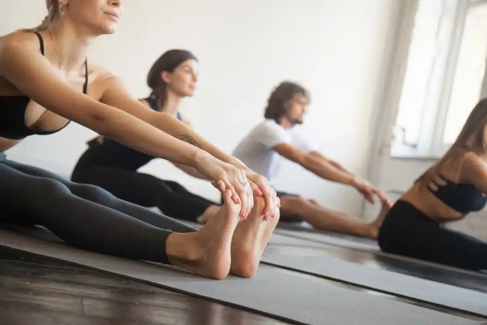 alumnos en una clase de yoga alumnos en una clase de yoga