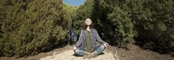 mujer meditando naturaleza mujer meditando naturaleza