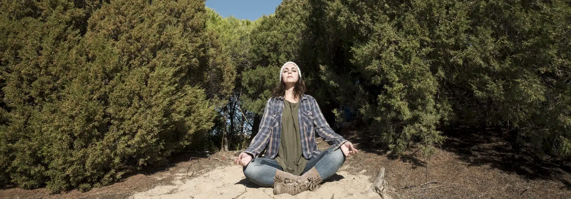 mujer meditando naturaleza