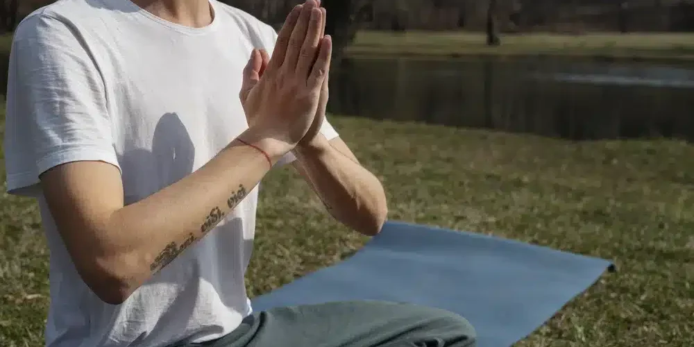 persona practicando yoga afuera