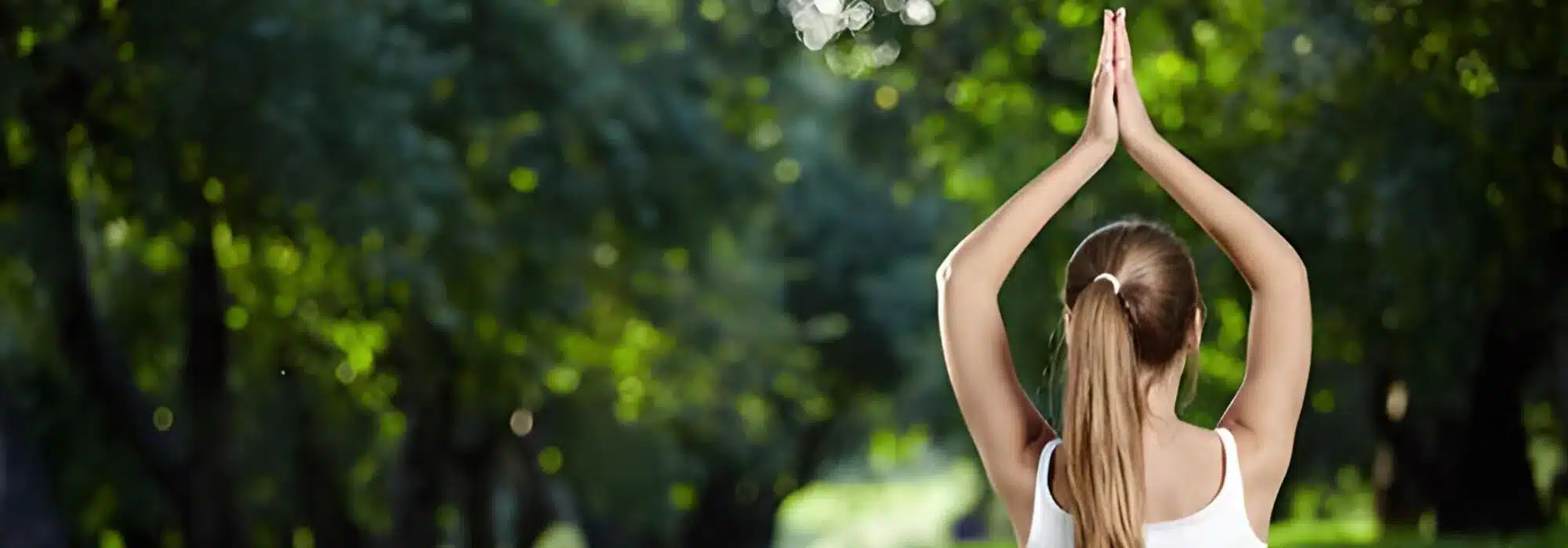 mujer meditando tranquila campo verde