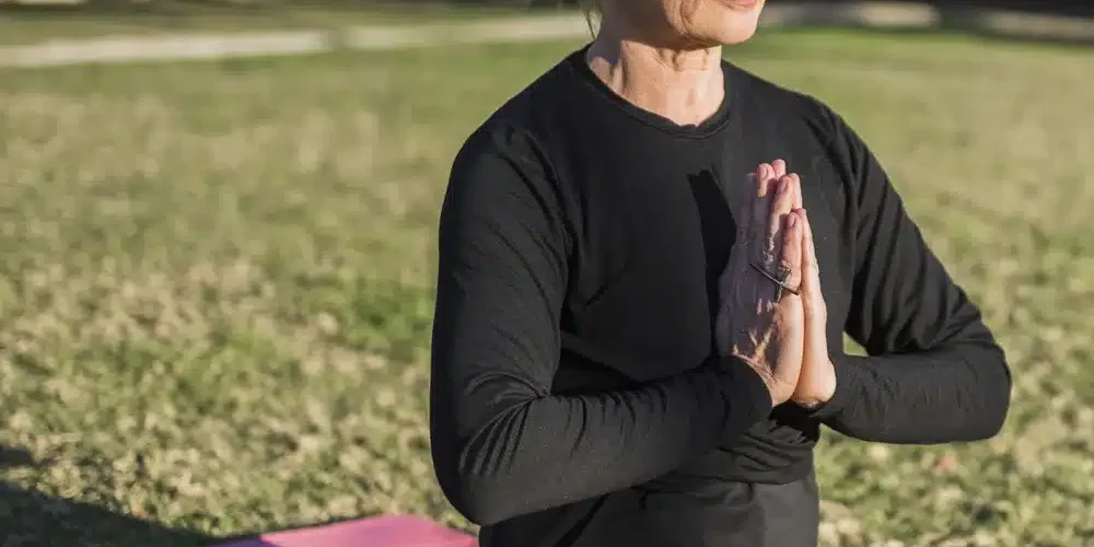 cultivo mujer meditando parque