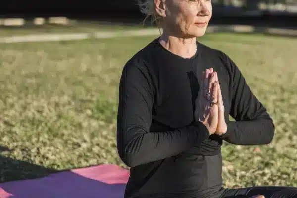 cultivo mujer meditando parque cultivo mujer meditando parque