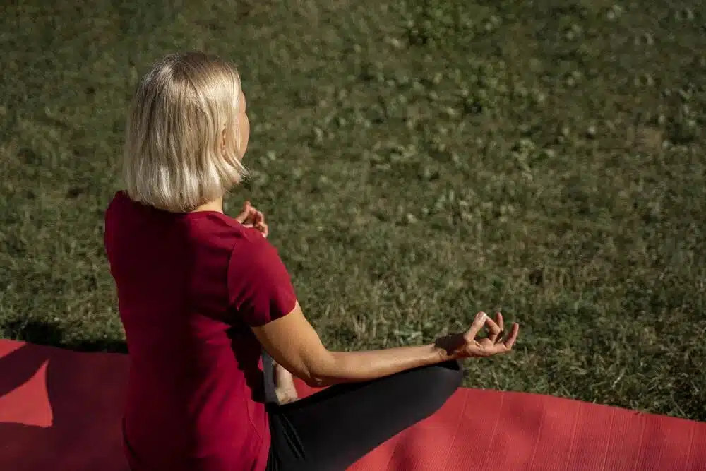 mujer angulo alto al aire libre haciendo yoga mujer angulo alto al aire libre haciendo yoga