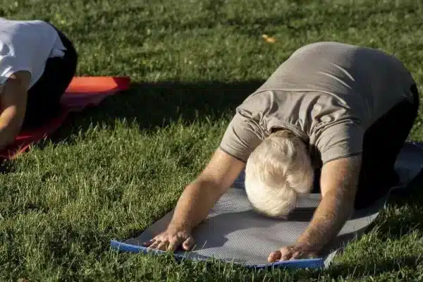 personas de angulo alto al aire libre haciendo yoga personas de angulo alto al aire libre haciendo yoga
