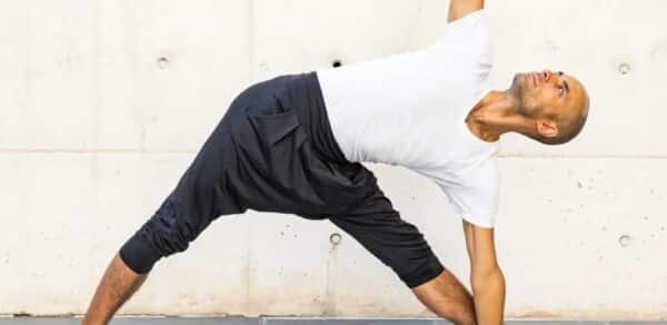 hombre haciendo hatha raja yoga