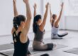 mujeres en clase de yoga
